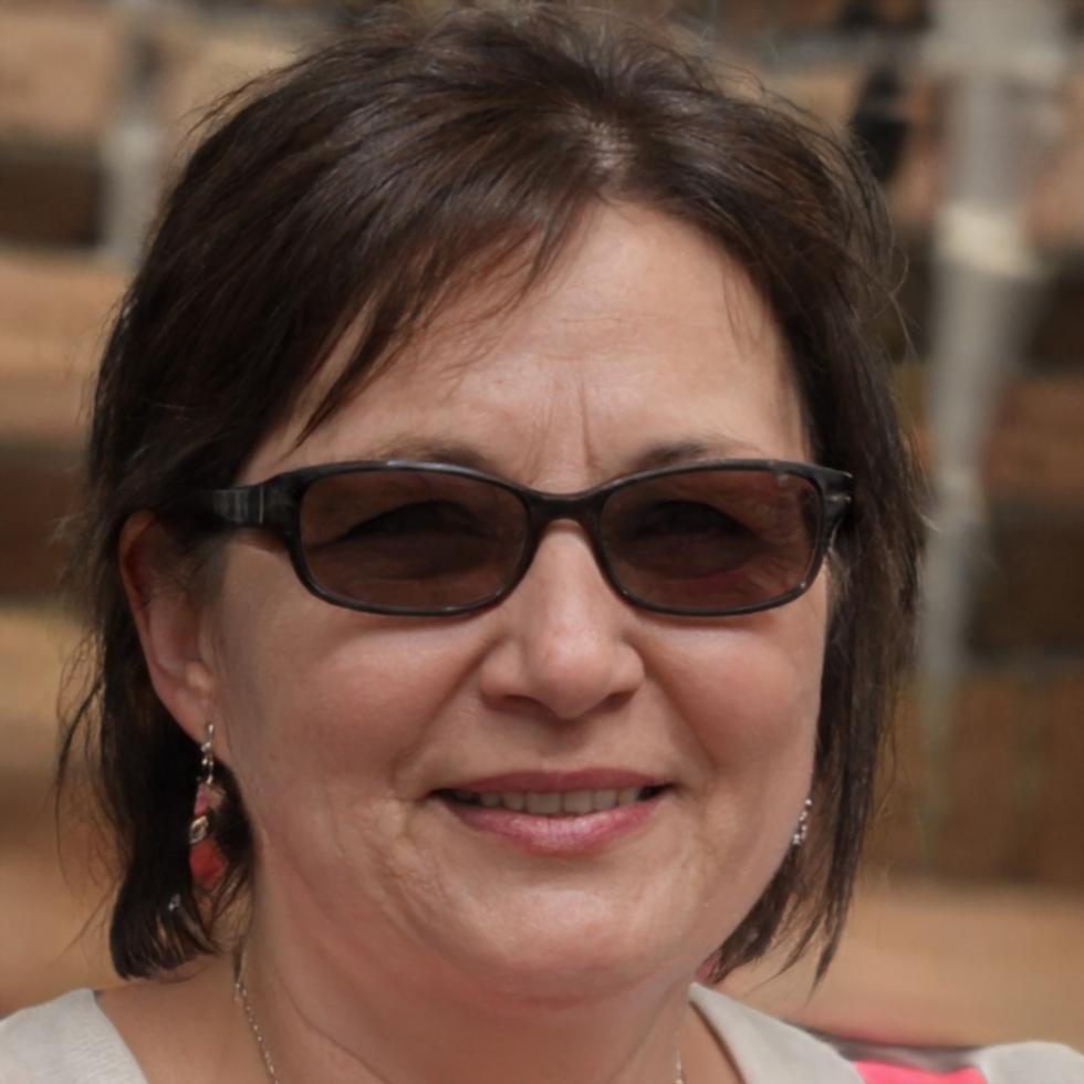 Profesional revisando reportes financieros