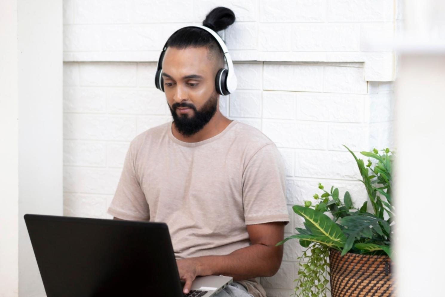 Mesa de trabajo con documentos financieros y calculadora