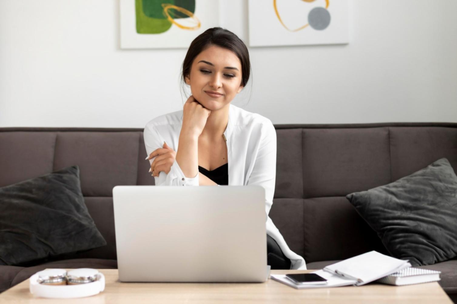 Equipo de profesionales analizando reportes financieros en oficina moderna