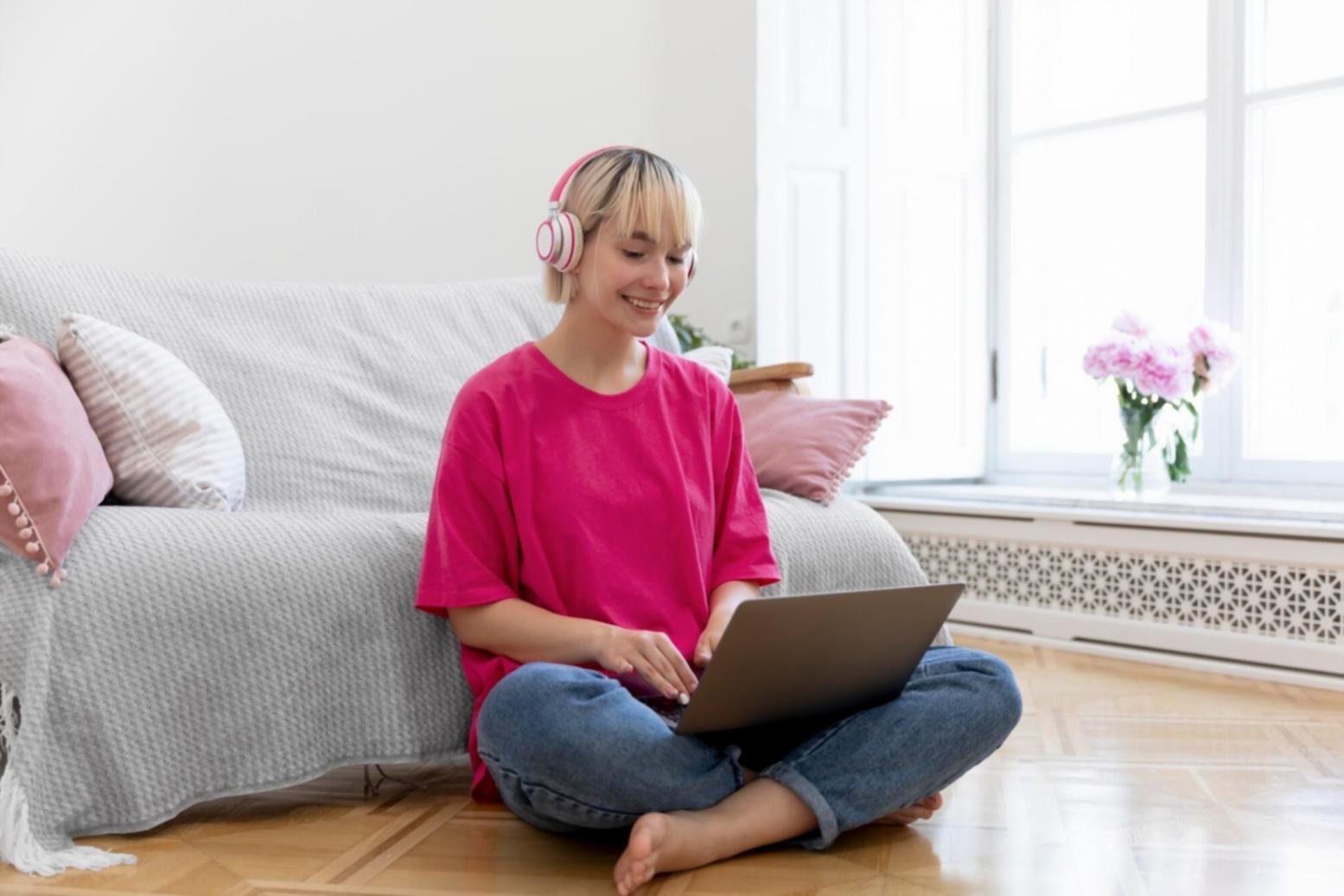 Escritorio con análisis de inversiones y reportes