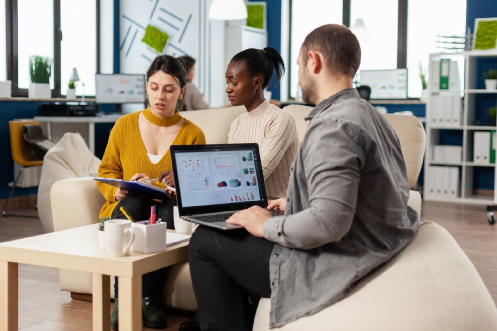 Estación de trabajo con múltiples monitores mostrando dashboards financieros