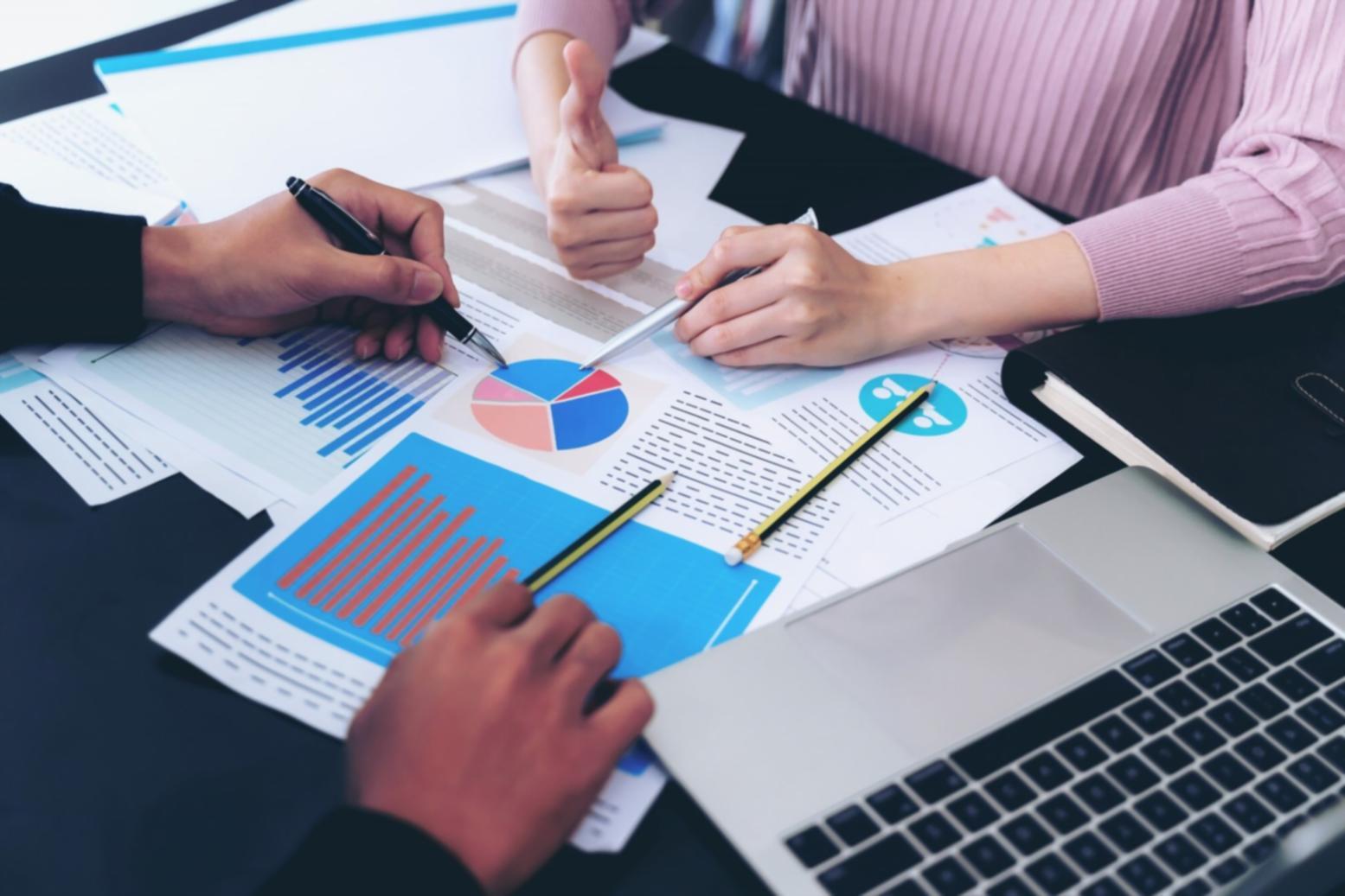 Reunión de análisis financiero con documentos